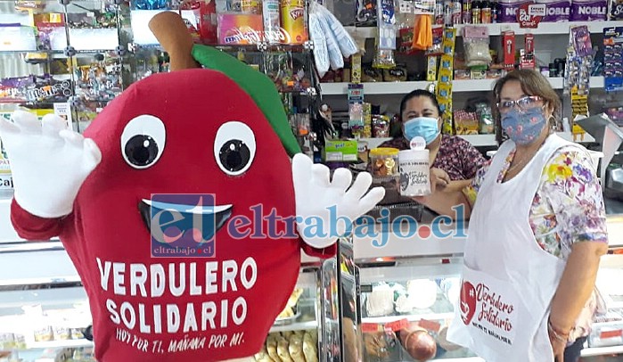 VERDULERO AGRADECIDO.- La mascota oficial del Verdulero Solidario visitó a los comerciantes que siguen apoyando este solidario proyecto.