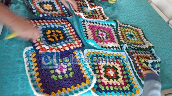 La idea es que cualquier ciudadano de Los Andes teja cuadrados de lana de 30 x 30 cm para confeccionar con ellos frazadas.