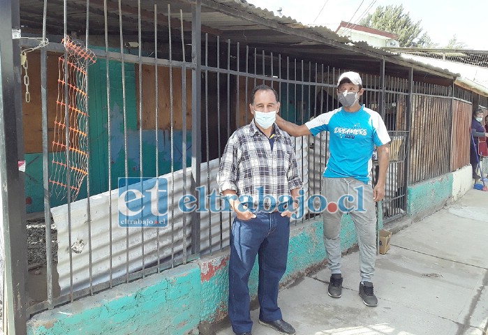 David Olivares junto a otro vecino afuera de la casa de donde surge la hediondez, ubicada en la intersección del pasaje 7 con el 4, este último llamado pasaje Santa María.