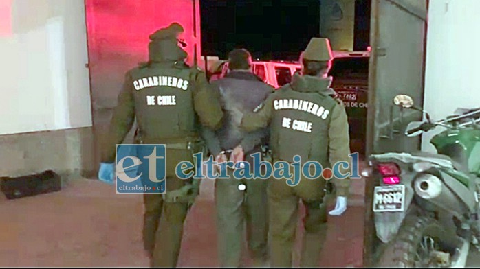 El imputado saliendo del cuartel de Carabineros a constatar lesiones.