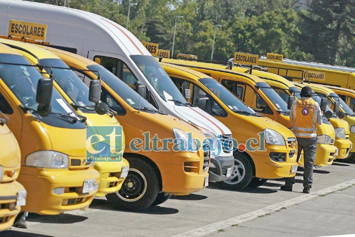 Los dueños y conductores de taxis básicos, colectivos, ejecutivos y de turismo; buses y minibuses urbanos y rurales, y furgones escolares, pueden postular al nuevo bono de $500 mil en apoyo al sector.