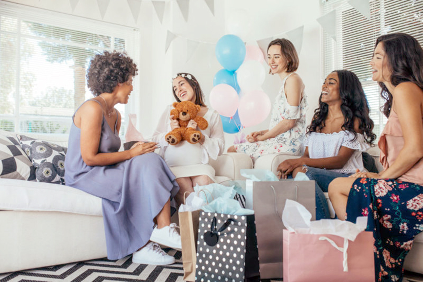 Mujeres participando de una fiesta de Baby Shower por la llegada de un bebé. (Referencial).