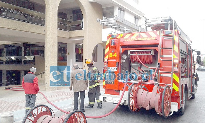 OPORTUNIDAD DE TRABAJO.- Unidades de Bomberos como esta son las que debe conducir el cuartelero que gane el puesto disponible en Bomberos. (Archivo)