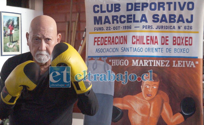 COMO LOS GRANDES.- Aquí vemos al exboxeador Víctor Caballero, director de la Asociación de Boxeo de Santiago y conocido karateca sanfelipeño.