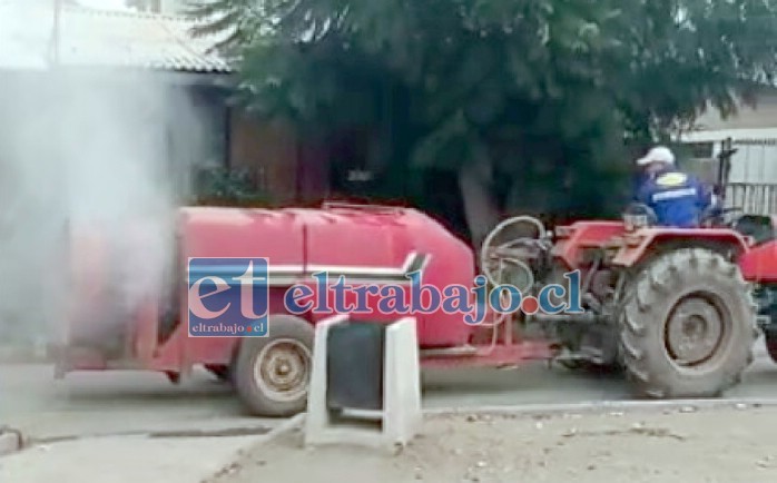 SANITIZANDO.- Aquí vemos el tractor que semanalmente sanitiza los pasajes y calles de Villa Cordillera.