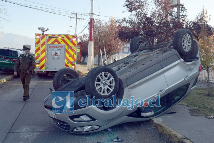 DE CAMPANA.- Así quedó la Ford Eco Sport patente LF ZP 99 plateada conducida por una mujer, cuando pasaba la rotonda con derecho a paso.