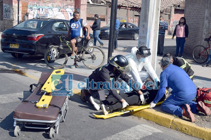 DELICADA.- Las cámaras de Diario El Trabajo captan el momento cuando rescatistas de Bomberos y del SAMU atienden a la paciente más grave para luego subirla en camilla a la ambulancia.