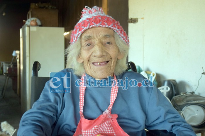 Ella es doña Natividad Rojas, de 88 años de edad, quien aún necesita una salamandra para no respirar más humo.