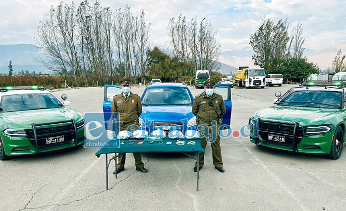 Carabineros, la droga y el vehículo en que se movilizaban los imputados.