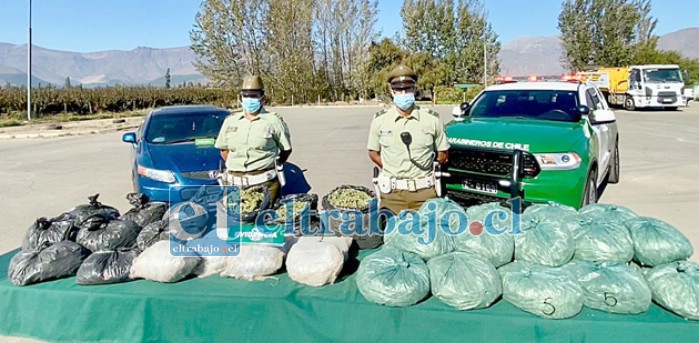 Carabineros junto a la droga decomisada y el automóvil azul en que se movilizaba el conductor.