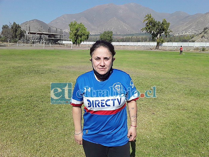 Camila Godoy, deportista que va todos los días a practicar fútbol en las mañanas.