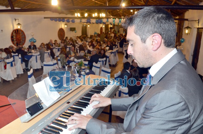SIGUE MÁS QUE VIGENTE.- Aquí vemos a ‘Sebastián Gesser’, haciendo lo que más le encanta: Tocar piano.