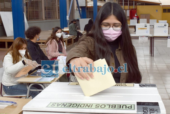 PUEBLOS ORIGINARIOS.- Acá vemos a la joven Rocío Vicencio, votando también por la fracción Pueblos Originarios, de la que ‘sí o sí’ habrá candidato electo.