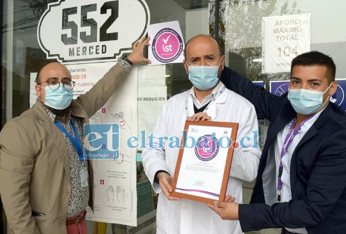 CERTIFICACIÓN COVID.- Ellos son el administrador del Centro Médico Integral Aconcagua, Francisco Donoso Martínez, Dr. Juan Cuevas Rideau, médico director del IST Aconcagua, y Felipe León Rosas, asistente en prevención de riesgos.