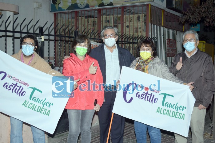 OFRECE TRANQUILIDAD.- En compañía de su esposo el Dr. René Castillo y de sus amigos más cercanos Hernán Herrera y Hernán Urbina, la noche de este domingo la alcaldesa electa Dra. Carmen Castillo Taucher, exministra de Salud, posó en Exclusiva para las cámaras de Diario El Trabajo, este martes habló con nuestro medio sobre sus ‘Primeros 100 días’.