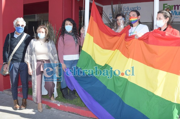 SÓLO POR UN DÍA.- Acompañados también por los concejales Juan Carlos Sabaj y Patricia Boffa, varias personas de la Corporación Féminas Diversas en Acción y comunidad LGTB Aconcagua, izaron la bandera de la Diversidad en el frontis del Municipio.