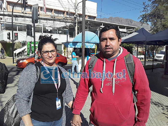 Katherine y Víctor, padres de Cinthya, saliendo del banco después de depositar más de 700 mil pesos para Visa.