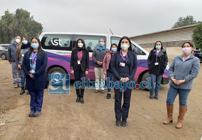 ENFRENTANDO LA PANDEMIA.- Aquí vemos a parte del personal del IST en terreno y les acompaña el gobernador Claudio Rodríguez, ellos llevan ya varias empresas cubiertas con esta campaña por la vida.