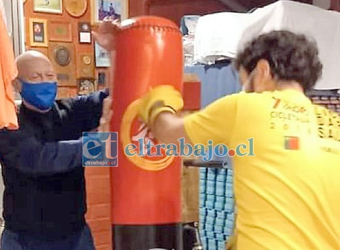 El profesor Víctor Caballero dirigiendo a un discípulo en un entrenamiento de box.