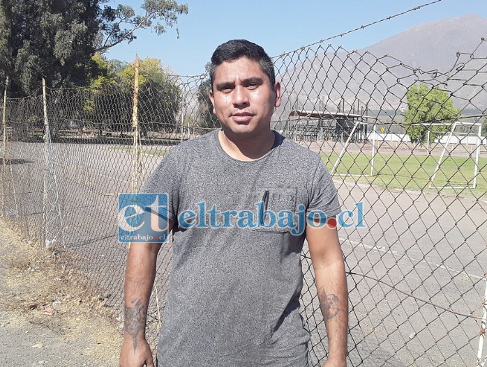 Víctor Estay, entrenador de fútbol femenino.