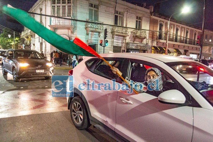 SAN FELIPE PROTESTA.- Calle Prat, así lucía la noche de este miércoles en San Felipe. El sentir es mundial pero los gobiernos no intervienen.