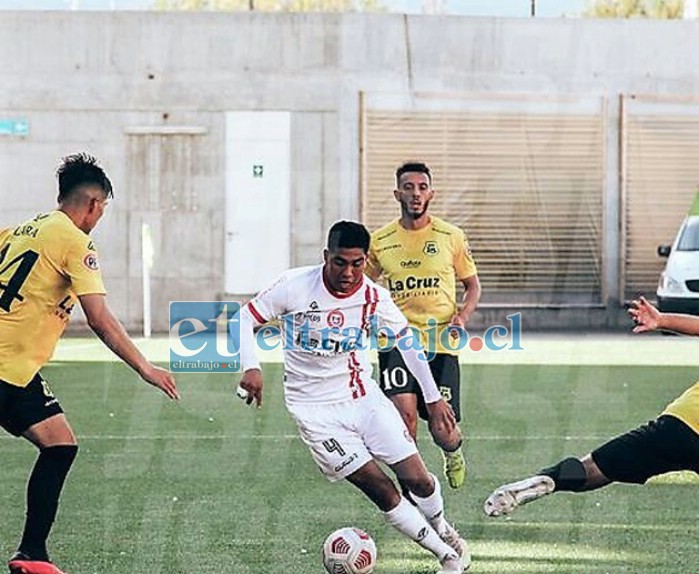 El lateral derecho Francisco Salinas se abre camino entre los jugadores de San Luis.