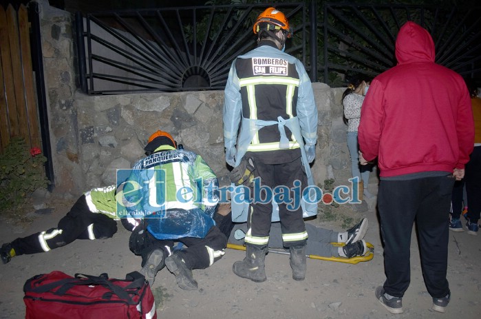 ATENCIÓN INMEDIATA.- Una de las pasajeras lesionadas fue atendida en la berma de la vía a la espera de las ambulancias del SAMU que llegaron minutos después.