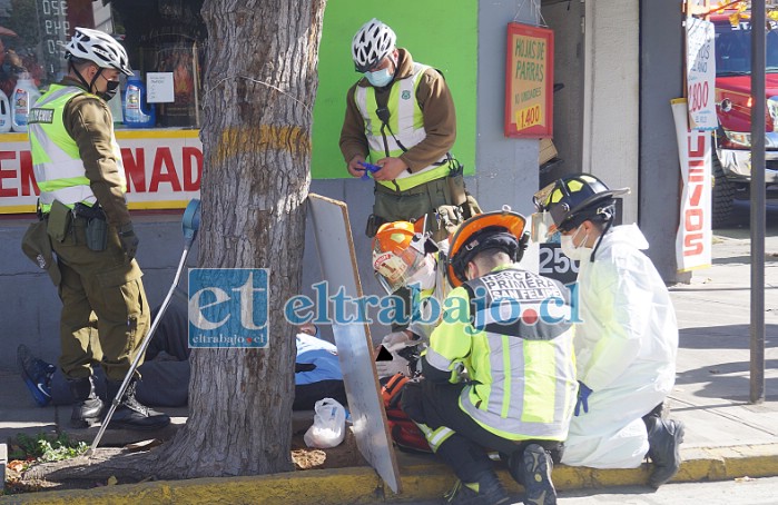 TREMENDO GOLPE.- Las cámaras de Diario El Trabajo captaron el trabajo que los bomberos de la Primera Compañía debieron realizar para parar la hemorragia del adulto mayor.