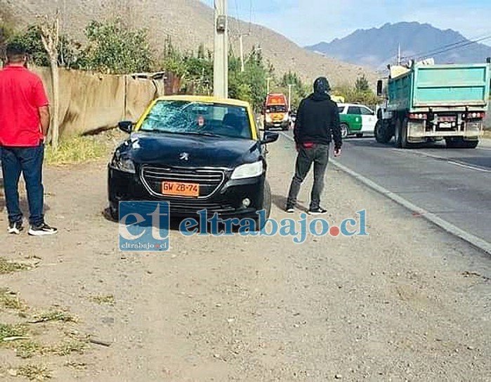 El taxi básico involucrado en el accidente resultó con el parabrisas destruido.