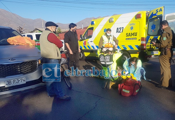 CICLISTA ATROPELLADA.- La vecina fue atendida minutos después del accidente por personal de Carabineros, SAMU y Bomberos.