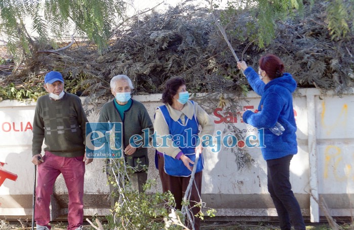 ES PARA NO CREERLO.- Estos adultos mayores debieron apoyar a su vecino Juan Ulloa para realizar el trabajo que corresponde a los empleados del Municipio.