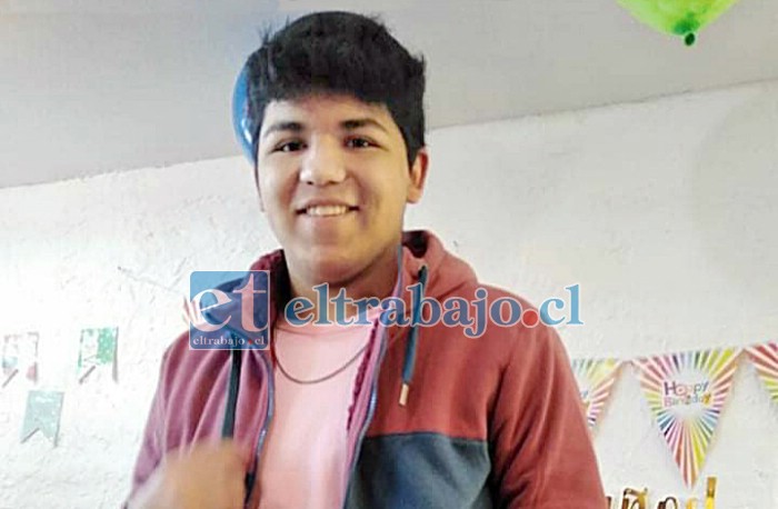 Benjamín Nicolás Castro Hermosilla, de 17 años de edad, desapareció la mañana de ayer frente a su domicilio en Villa Los Alamos, cuando salió de dejar la basura.