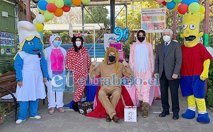 FELIZ CUMPLEAÑOS.- La mañana de este miércoles todos los niños de esta escuela, tomando las medidas de distancia, recibieron un regalo por parte de la escuela más querida de Santa María.