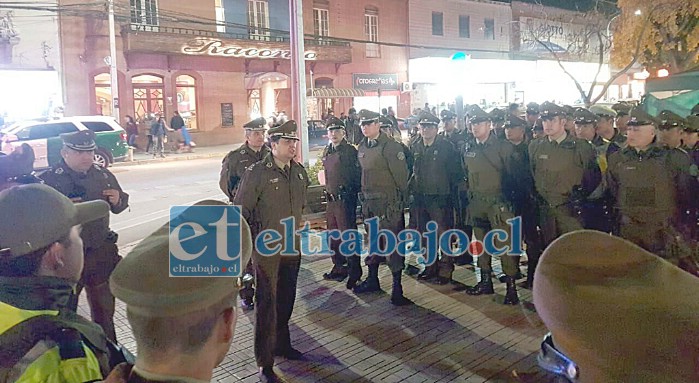 Acá el coronel imputado entregando instrucciones en una de las tantas rondas efectuadas por Carabineros.