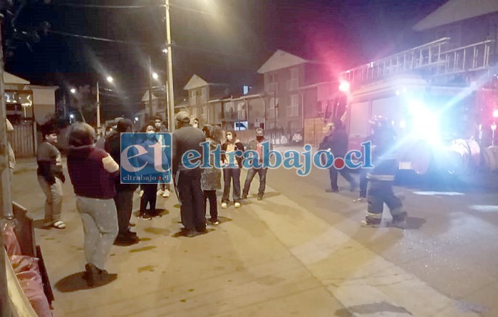 Un grupo de vecinos conversan con Bomberos sobre el problema que les afecta.