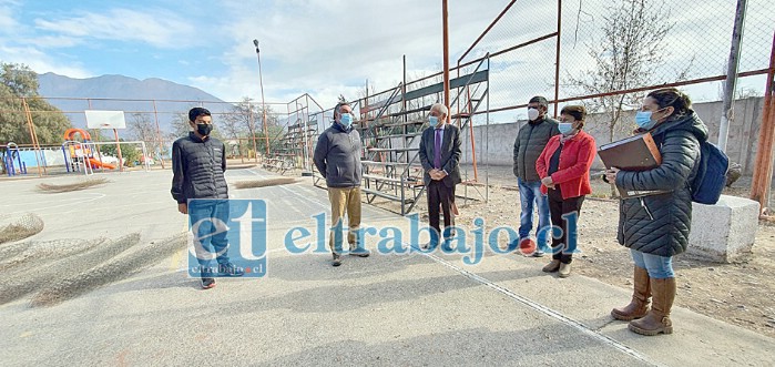 El alcalde Patricio Freire se reunió con los directivos, docentes y estudiantes de la Escuela Bucalemu a fin de verificar el inicio de las obras.