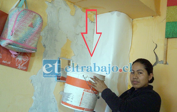 FILTRACIÓN POR LAS PAREDES.- Aún en nuestra presencia algunas gotas de agua caían en este recipiente, esta joven madre solicita le echen una mano.