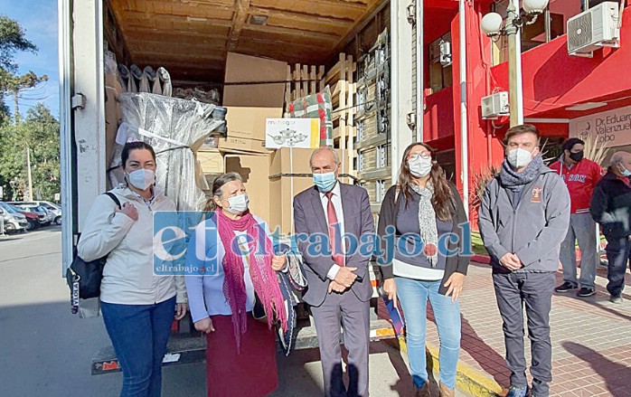 Los beneficiados reciben camas completas (marquesa, colchones, sábanas, frazadas, cobertores y almohadas), además de cómodas, cocinas, estufas, comedor, escritorio y batería de cocina.