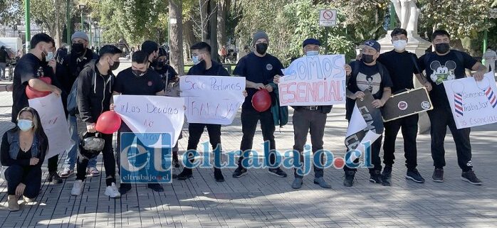 SIGUEN SIN TRABAJO.- En la Plaza de Armas de San Felipe estos profesionales de la belleza expresaron su descontento, luego que autoridades de Salud les niegan el derecho a trabajar en sus locales.