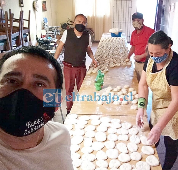 PANADEROS SOLIDARIOS.- Ellos son parte del voluntariado de esta panadería comunitaria, la conforman: Ingrid Pamela Rodríguez, César Cubillos, Absalón Cubillos, Wladimir Olave, Ricardo Covarrubias, Eduardo Ahumada, Catalina Parada, Paula Freire, Carla Contreras, Alex Carvallo, Javier Bravo, Boris Aedo y la propia Nancy Zúñiga.