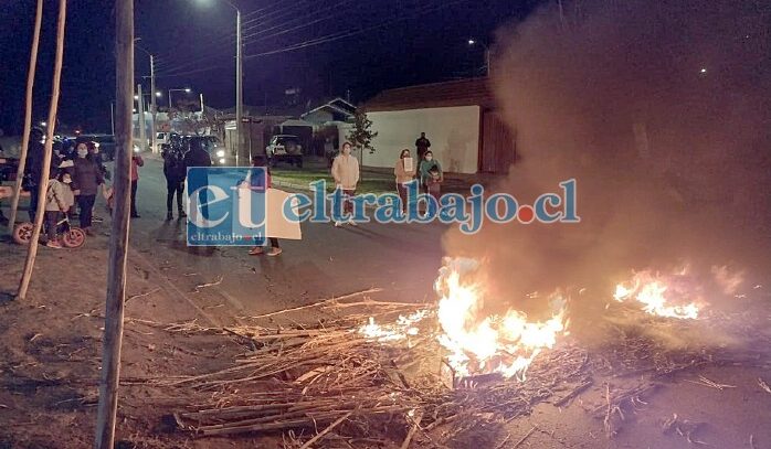 Los vecinos protestando el lunes en la noche, pidiendo lomos de toros.