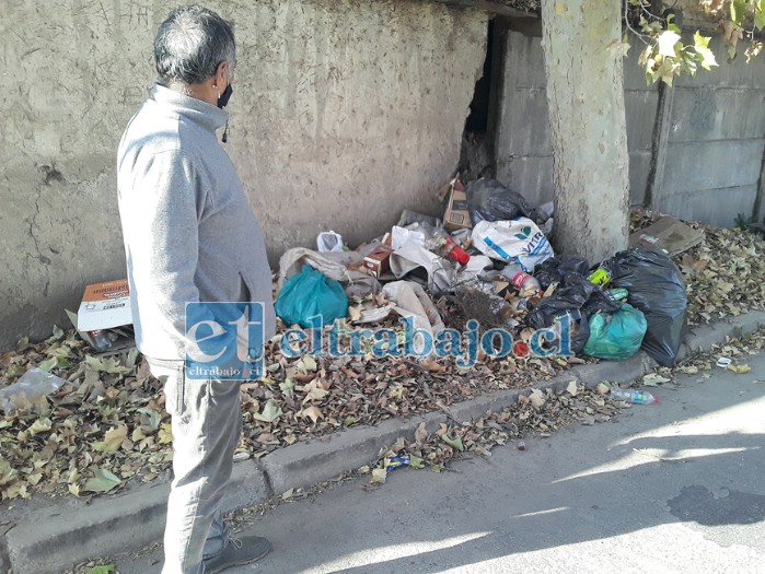 Acá vemos al vecino Ricardo Campos frente al acopio de basura afuera de su casa.