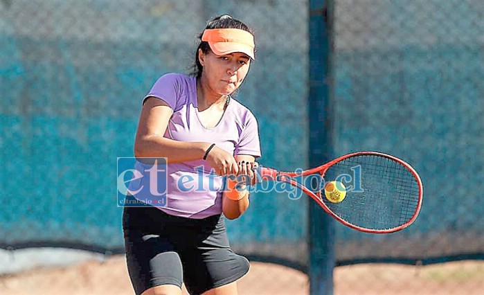 Las mujeres comienzan a tener una presencia importante en el Club de Tenis Valle de Aconcagua. (Foto: Oscar Muñoz Badilla).