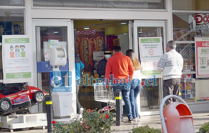 PERDIÓ SU TRABAJO.- En esta puerta principal de acceso a Tottus habría ocurrido el problema entre el guardia de seguridad y un cliente del supermercado.