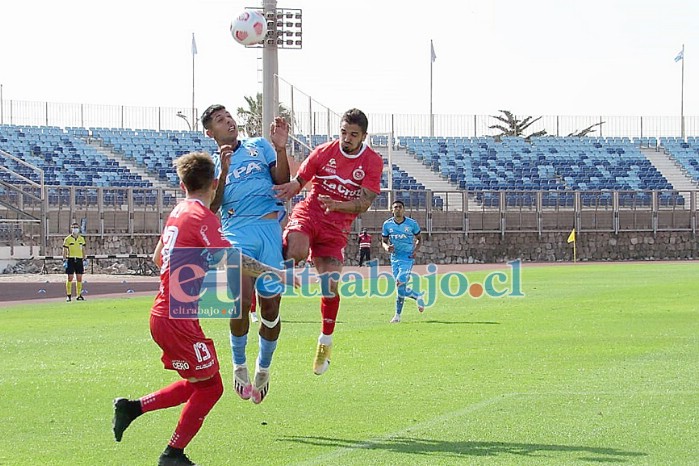 Tomás Lanzini intenta ganar en el juego aéreo a un jugador de San Marcos.