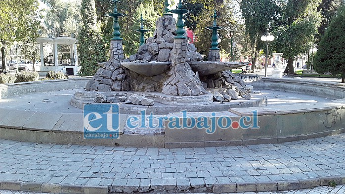 Así luce hoy la pileta de la Plaza de Armas de San Felipe, pidiendo a gritos una mejora.