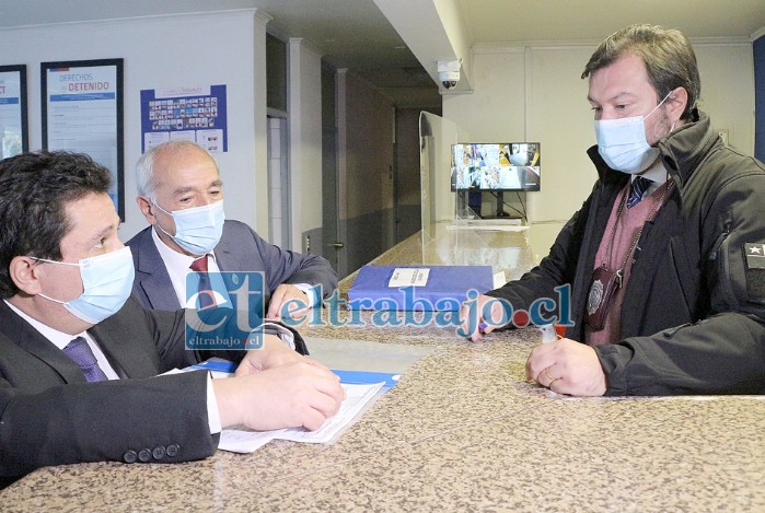 El alcalde Patricio Freire junto al abogado Pablo Vergara en el cuartel de la PDI donde se estampó la denuncia.