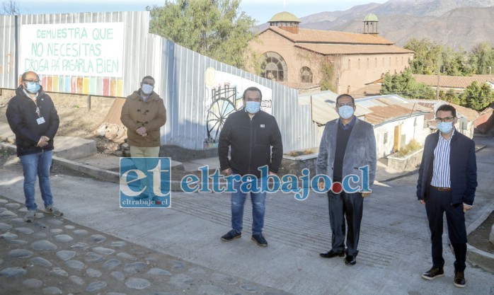 El alcalde Mauricio Quiroz junto a funcionarios municipales en la entrega de terrenos a la empresa encargada de realizar los trabajos de extensión de alcantarillado en el sector de La Gruta.