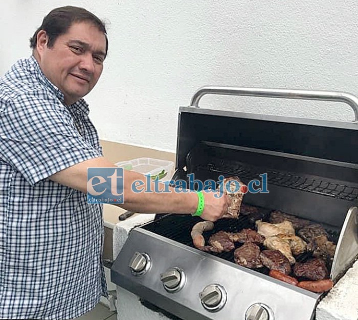 PARRILLERO DIECIOCHERO.- Y como buen conocedor, también era buen parrillero, especialmente para las Fiestas Patrias.