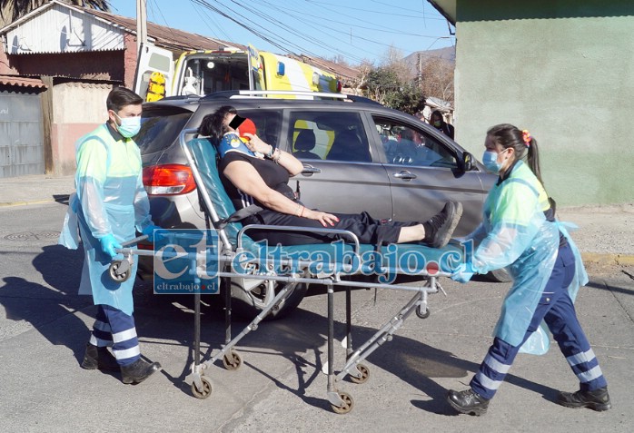 MUY GOLPEADA.- Las cámaras de Diario El Trabajo registran el accionar de los paramédicos del SAMU cuando trasladaban a esta vecina a su ambulancia.